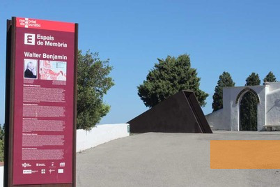Bild:Portbou, 2013, Informationastafel und Denkmal vor dem Eingang des Friedhofs, Awersowy
