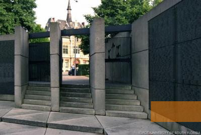 Bild:Brüssel, o.D., Eingang zum Nationaldenkmals der jüdischen Märtyrer, Florida Center of Instructional Technology
