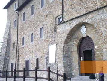 Bild:Montefiorino, 2007, Eingang der Burg, Virginia Gentilini
