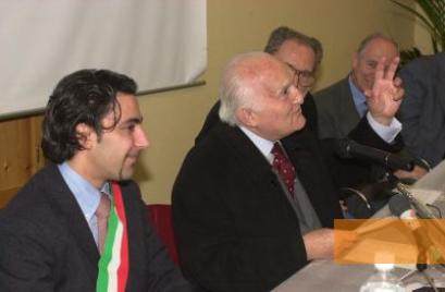 Bild:Civitella in Val di Chiana, 2003, Eröffnung des Dokumentationszentrums mit dem Zeitzeugen Gabriel Burbea, Biblioteca comunale di Civitella  Val di Chiana