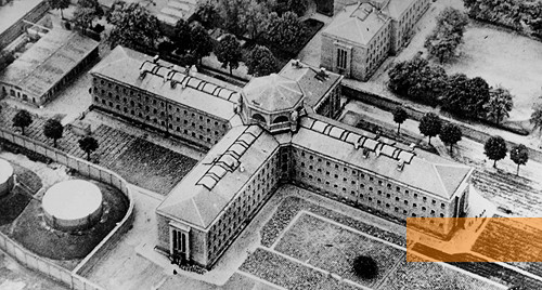 Image: Berlin, before 1945, Aerial view of the prison with the »execution shed« on the left, Gedenkstätte Deutscher Widerstand