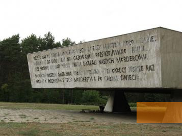 Bild:Kulmhof, 2008, Rückseite des Monuments auf dem Gelände des »Waldlagers«, Jakub Krajniak
