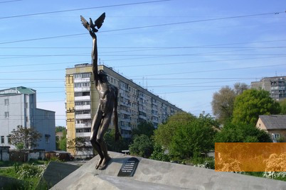Bild:Dnipro, 2013, Sowjetisches Denkmal am neuen jüdischen Friedhof, bmalina