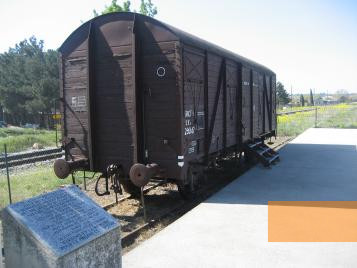 Bild:Les Milles, 2008, Historischer Eisenbahnwaggon der französischen Staatsbahn mit Gedenkstein im Vordergrund, Stiftung Denkmal