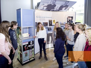Image: Loburg, 2015, Guided tour in a travelling exhibition of the Anne Frank Zentrum, Anne Frank Zentrum
