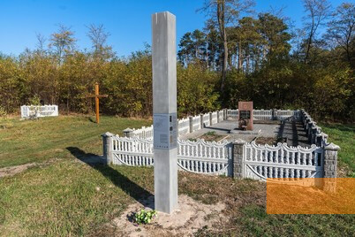 Image: Hromada near Liubar, 2019, Memorial from 1972 and new information stele at the execution site near the sand quarry, Stiftung Denkmal, Anna Voitenko