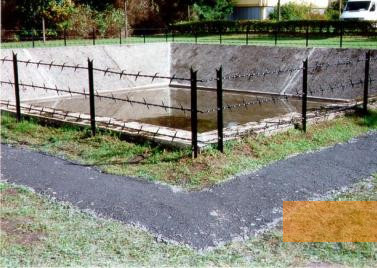 Image: Saarbrücken, 1999, The extinguishing water pool and surrounding barbed wire haven been integrated into the present-day memorial site, Initiative Neue Bremm