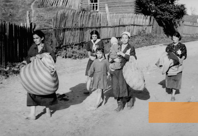 Bild:Mogilew, 1941, Juden aus der Umgebung müssen in einen Ghettobezirk umsiedeln, Bundesarchiv, Bild 101I-138-1091-06A