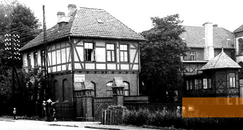 Bild:Ahlem, 1938, Haupteingang der Schule, links Schusterhaus, rechts das spätere Gestapo-Gefängnis, Bildarchiv der Region Hannover