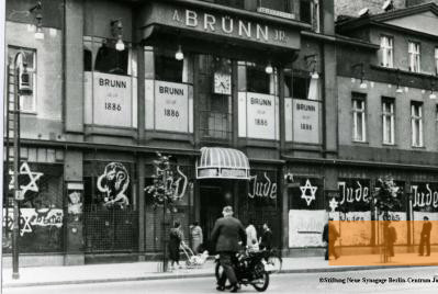 Image: Berlin, 1938, Anti-Semitic slogans on the street, Stiftung Neue Synagoge Berlin – Centrum Judaicum