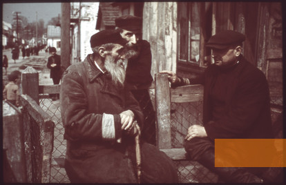 Bild:Izbica, 1941, Jüdische Männer mit Armbinde im Ghetto, Deutsches Historisches Museum, Max Kirnberger