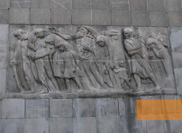 Bild:Warschau, 2006, Relief auf der Rückseite des Denkmals, Georg Mayer