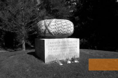 Image: Trandum, 2002, The memorial stone which was set up in 1954, Bjarte Bruland