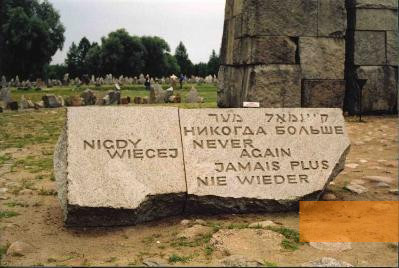 Bild:Treblinka, o.D,,  Granitblock mit Inschrift, Stiftung Denkmal