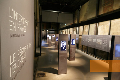 Bild:Les Milles, um 2012, Blick in die Dauerausstellung, Fondation du camp des Milles-Mémoire et Éducation