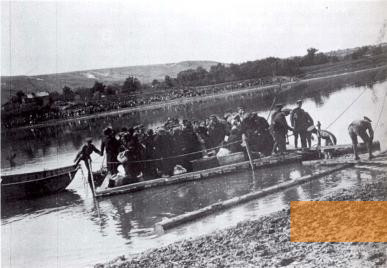 Image: Mogilev-Podolskiy, 1942, Romanian units bring Jews across the River Dniester to Transnistria, Yad Vashem