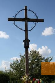 Bild:Krakau-Plaszow, 2008, Kreuz am Hügel »Hujowa Górka«, einer der Hinrichtungsstätten des Lagers, Lars K. Jensen