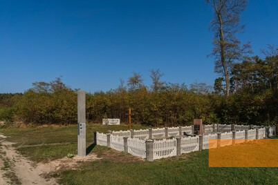 Bild:Hromada bei Ljubar, 2019, Ansicht des Denkmalensembles bei der Sandgrube, Stiftung Denkmal, Anna Voitenko