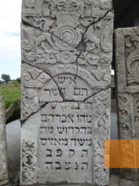 Image: Berdychiv, 2017, Gravestone on the Jewish cemetery, Stiftung Denkmal