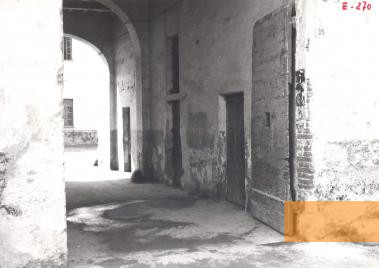 Bild:Borgo San Dalmazzo,  Anfang 1980er Jahre, Eingang ins Lager, Istituto Storico Resistenza Cuneo