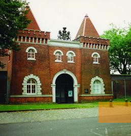 Image: Hamburg, 2003, Memorial in the gatehouse on Suhrenkamp street, Archiv KZ-Gedenkstätte Neuengamme
