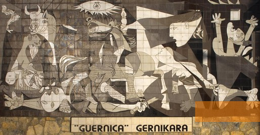 Image: Gernika, 2009, Full size mural copy of Picasso's painting demanding »>Guernica< for Gernika«, wikipedia.org, Papamanila