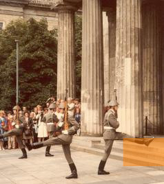 Bild:Berlin (Ost), 1984, Wachablösung des Wachregiments »Friedrich Engels« vor der Neuen Wache, Joel Bradshaw