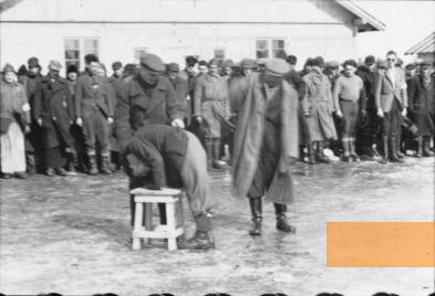 Bild:Salaspils, 1941/42, Häftlinge müssen einen Mithäftling schlagen, Bundesarchiv Koblenz