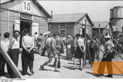 Bild:Beaune-la-Rolande, 1941, Gefangene im Lager, Bundesachiv, Bild 101I-250-0939-04A
