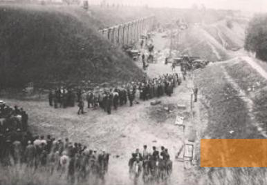 Bild:Kaunas, Sommer 1941, Juden vor der Erschießung im VII. Fort, Bundesarchiv Ludwigsburg