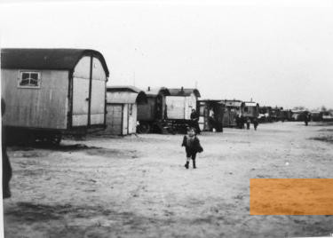 Image: Probably Berlin-Marzahn, between 1936 and 1943, The Marzahn »Gypsy Camp«, Bundesarchiv, Bild 146-1987-035-01, N/A