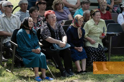 Image: Kolodianka, 2019, Residents of the village at the dedication of the memorial, Stiftung Denkmal, Anna Voitenko
