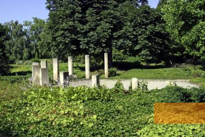 Bild:Ahlem, 2003, Denkmal am Standort der ehemaligen Laubhütte, Mahn- und Gedenkstätte Ahlem der Region Hannover