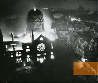 Bild:Hannover, 1938, Die brennende Synagoge, Historisches Museum Hannover, HAZ-Hauschild-Archiv, Foto: Wilhelm Hauschild