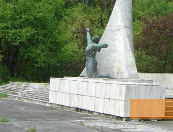 Bild:Deutschdorf an der Gran, 2004, Detailansicht des 1959 enthüllten Denkmals von Klára Pataki, Stiftung Denkmal