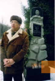 Bild:Winnyzja, 2003, Der Vorsitzende der Jüdischen Gemeinde Ilja Grobman am Denkmal für die ermordeten Juden, Ilja Grobman