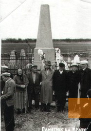 Image: Dobre, 1960, Dedication of the memorial to the murdered Jews, Larissa Perman-Traspova
