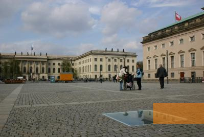 Image: Berlin, 2008, Memorial with the main building of Humboldt University in the background, Stiftung Denkmal, Anne Bobzin