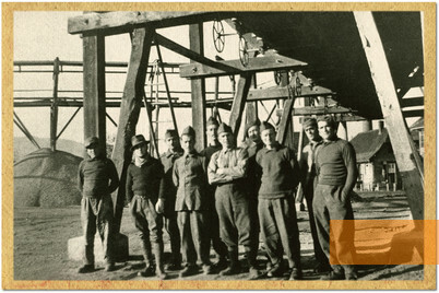 Bild:Haslach, 1944, Französische Kriegsgefangene, die bei der Firma Hartsteinwerke Vulkan arbeiteten, KZ-Gedenkstätte Vulkan