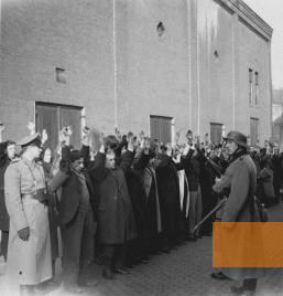 Bild:Amsterdam, 1941, Verhaftete Juden während der Razzia am 22. Februar, Image bank WW2 – NIOD