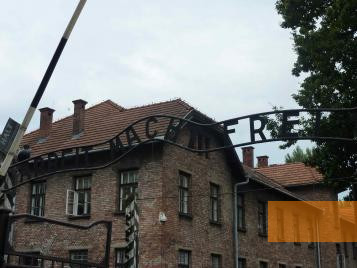 Image: Oświęcim, 2010, Gate to the main camp with the »Arbeit macht frei« sign, Stiftung Denkmal