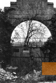 Bild:Osthofen, o.D., Tor der Anlage vor der Umwandlung in eine Gedenkstätte, NS-Dokumentationszentrum Rheinland-Pfalz / Gedenkstätte KZ Osthofen