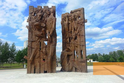 Bild:Malyj Trostenez, 2015, Ansicht des Denkmals »Tor der Erinnerung«, Stiftung Denkmal