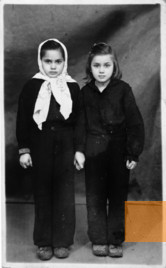 Image: probably Ghetto Radom, around 1941, Senta and Sonja Birkenfelder, who had been deported from Ludwigshafen to Poland in 1940, Dokumentations- und Kulturzentrum Deutscher Sinti und Roma, Heidelberg