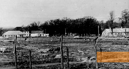 Image: Berg, probably 1944, Internment camp with the commandant's villa, the so-called »White House«, in the background, Norges Hjemmefrontmuseum