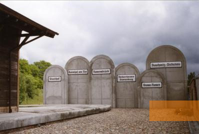 Bild:Lodz, o.D., Symbolische Grabsteine mit den Namen deutscher Konzentrationslager, Stiftung Denkmal