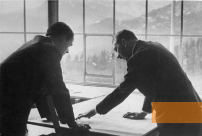 Image: Berchtesgaden, 1938, Adolf Hitler in talk with architect Albert Speer, Bundesarchiv, Bild 183-2004-0312-500, Heinrich Hoffman