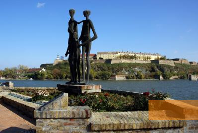 Bild:Neusatz, 2010, Denkmal für die Opfer des Massakers vom Januar 1942, Gyula Sápi