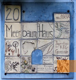 Image: Berlin, 2015, Commemorative plaque, Meerbaum House in the Hansaviertel district of Berlin, public domain