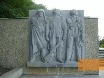 Bild:Berlin, 2009, Relief mit Sowjetsoldat, Soldat der Armia Ludowa und deutschem Antifaschisten, Thomas Herrmann, Berlin